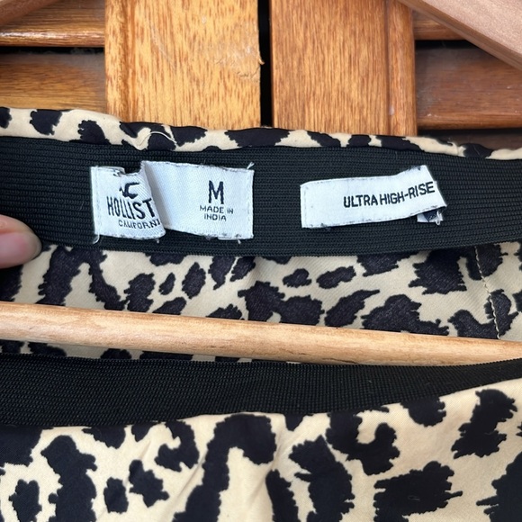 Hollister Léopard Print High-Waisted Satin Skirt - Picture 2 of 3